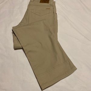 Men’s Mountain Khaki Classic Fit 32X30 NWOT